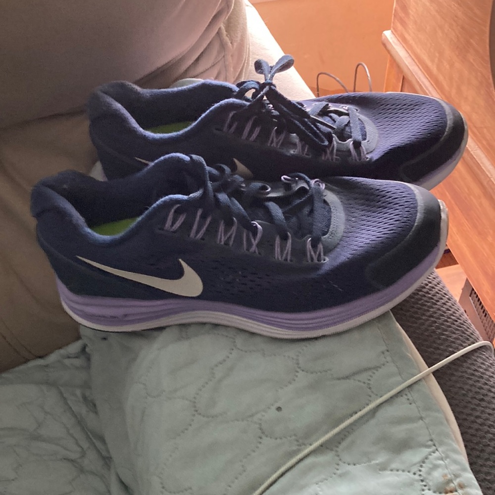 Nike lunarglide 4 size 10 woman’s. Wore a couple of times.In good condition.